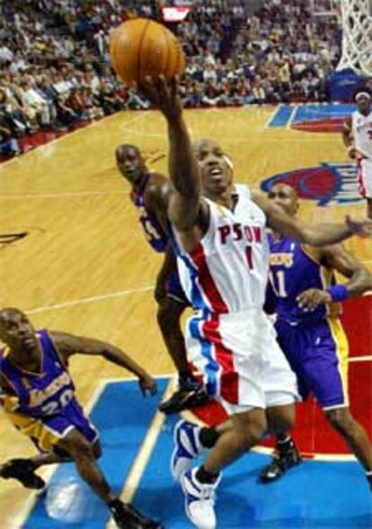 Chauncey Billips, de los Pistons, salta hacia la canasta tras dejar atrás  a Gary Payton, Shaquille O&#39;Neal  y Karl Malone