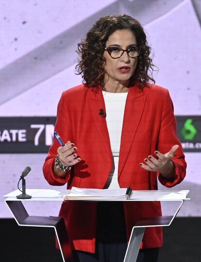 La ministra de Hacienda en funciones y candidata del PSOE, María Jesús Montero, en un momento del debate.