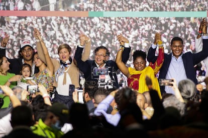 Gustavo Petro y Francia Marquez, acompañados de sus familias, celebran el triunfo de su coalición, Pacto Histórico, en la primera vuelta de las elecciones presidenciales de Colombia, el 29 de mayo de 2022.