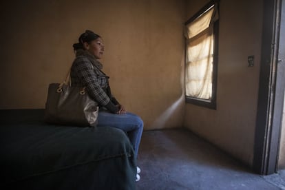 Sofía, una prostituta espera dentro del cuarto de la pensión en la calle Mina del centro. Centro de Ciudad Juarez. Chihuahua.
