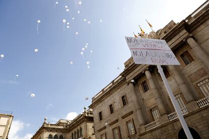 Suelta de globos blancos en la plaza de Sant Jaume de Barcelona.