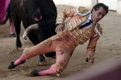 Un instante de la cogida mortal de Iván Fandiño.