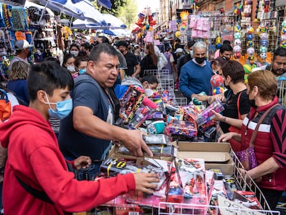 Compradores buscan en un puesto de juguetes en la calle República de Colombia, en el Centro Histórico de Ciudad de México, el 4 de enero.