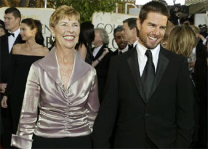 Tom Cruise también asistió a la gala acompañado por las dos mujeres de su vida: su compañera Penélope Cruz y su madre, Mary Lee Mapother (en la imagen). Esta vez no hubo suerte y el Globo de Oro al mejor actor, al que optaba por 'El Último Samurai' se lo arrebato Sean Penn.