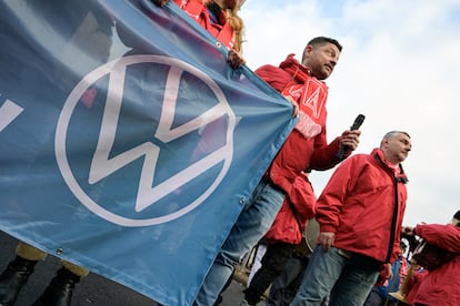 Trabajadores de Volkswagen en huelga por los despidos anunciados por la empresa, en Hannover (Alemania).