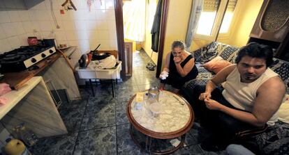 Pilar y José, dos de los okupas del bloque Ruiz Jarabo, en el barrio de El Cabanyal de Valencia, tras un registro de la policía.