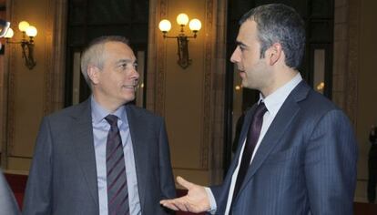 Pere Navarro y el portavoz del partido, Maurici Lucena, en el Parlament.