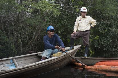 Trabajadores de Petroperú intentan impedir el paso al observador medioambiental de ACODECOSPAT y al apu de Cuninico, que quieren verificar si la zona del vertido está totalmente limpia.