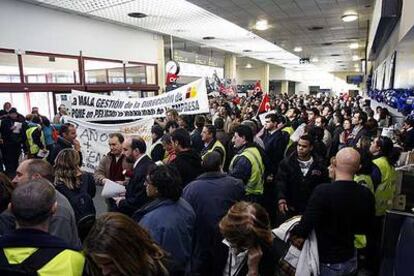 Manifestación de trabajadores de tierra de Iberia en el aeropuerto de Barajas (Madrid).