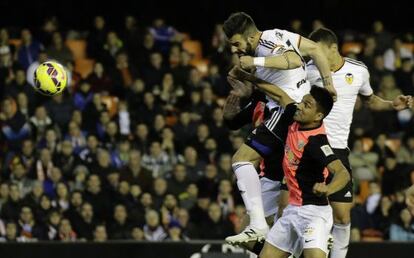 Álvaro Negredo remata de cabeza ante la defensa del Almería en la decimonovena jornada de Liga.