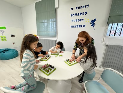 Un pequeño grupo de alumnos de cuatro y cinco años practican con un juego de razonamiento lógico en el Aula del Futuro del CEIP Gumersindo Azcárate (León). El reto es separar los animales de una granja para que no se mezclen entre sí.