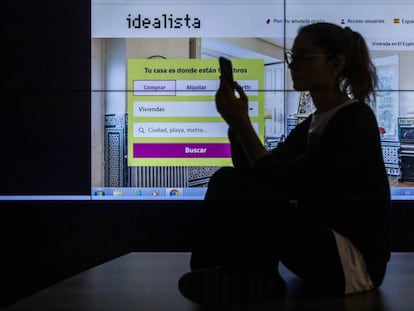 Una mujer consulta el portal de Idealista.