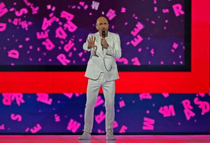 Llama la atención que en esta edición de Eurovisión apenas haya chicos trajeados, con la buena fortuna que ha tenido la sastrería en años anteriores. El representante de San Marino ha decidido desfacer el entuerto con un total 'look' en blanco roto, con camiseta de algodón y zapatillas, que puede no ser muy actual (de hecho no lo es), pero que solo puede permitirse un tipo bien bronceado como él. No podemos dejar de pensar en que esta canción, con unas cuantas revoluciones menos, la podría cantar Julio Iglesias con ese mismo traje y esas mismas coristas.