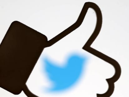 Logo de Twitter dentro de un "me gusta" de Facebook impreso en 3D.
