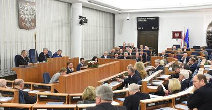 El Senado polaco vota la ley que modifica el Instituto Nacional de Memoria.