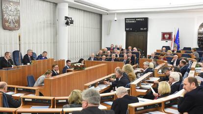 El Senado polaco vota la ley que modifica el Instituto Nacional de Memoria.