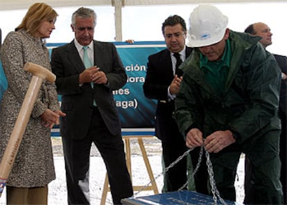 Javier Arenas colocó ayer la primera piedra de la nueva depuradora de Fuengirola.