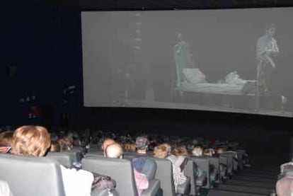 Una sala de cine de Madrid proyecta de 'La Boheme' en la Fenice de Venecia.