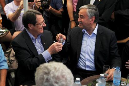 Anastasiadis (izquierda) y Akinci brindan en Nicosia.