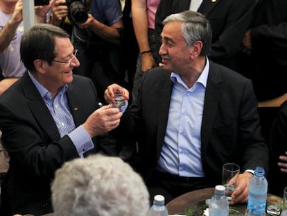 Anastasiadis (izquierda) y Akinci brindan en Nicosia.