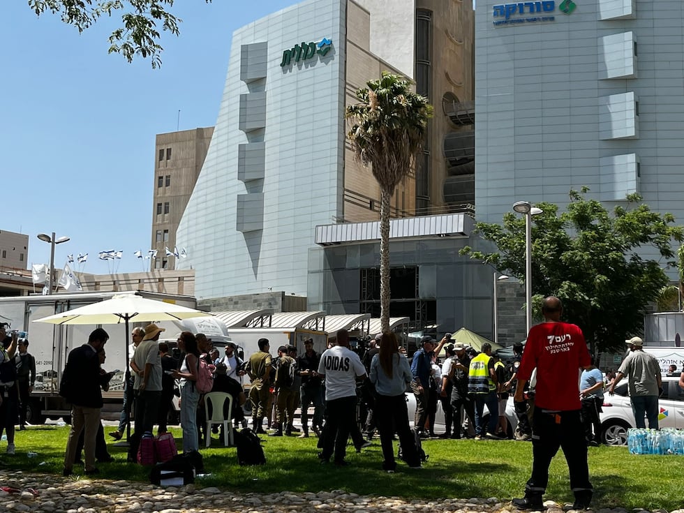 Periodistas congregados ante el hospital Soroka de Beersheba, en el sur de Israel, tras un ataque iraní, este jueves.