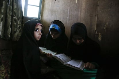 Niñas musulmanas de Cachemira asisten a clases de recitación del Sagrado Corán el primer día del mes de ayuno del Ramadán en Srinagar, el 7 de mayo de 2019.