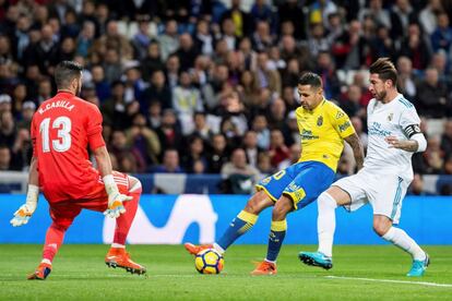 El jugador del Real Madrid Sergio Ramos(d), pelea un balón con el jugador del la Unión Deportiva Las Palmas Víctor Machín Vitolo (c).