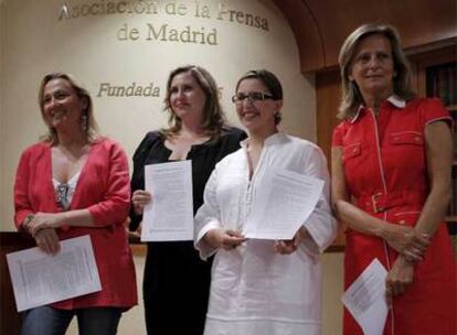 De izquierda a derecha, las periodistas Isabel Durán, Cristina López Schlichting, María López e Isabel San Sebastián, promotoras de la Plataforma de Mujeres contra el Aborto