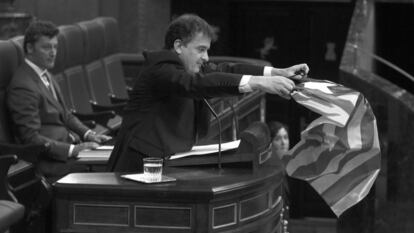 12-06-2012 Alfred Bosch, diputado de ERC, exhibe una estelada, bandera independentista catalana, en la tribuna de oradores del Congreso de los Diputados, durante un pleno en el que se debatió una propuesta de los populares valencianos para penalizar los ultrajes a los himnos y a la bandera nacional.