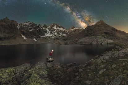 La excursión a la laguna grande de Gredos es un clásico senderista del centro peninsular. Pocas vistas superan la que ofrece este cristalino espejo de agua rodeado por las escarpadas aristas del circo de Gredos. Hasta hace unos 17.000 años, esta laguna de 630 metros de longitud era el fondo de un glaciar de 300 metros de grosor que llenaba buena parte del circo. Para llegar, el sendero PR-AV 17 no tiene pérdida, aunque su empedrado irregular no lo hace demasiado cómodo. La ruta empieza en la Plataforma de Gredos, que dispone de aparcamiento al final de la carretera AV-931, a 12 kilómetros al sur de Refugio Laguna Grande (también conocido como Elola; 1.950 metros), donde comer y reponer fuerzas antes de regresar. En total, 14 kilómetros y dificultad baja (apta para niños) que se completan en unas cinco horas y media (ida y vuelta), o en dos días si se decide pernoctar en el refugio (mejor con previa reserva), bajo un cielo estrellado y rodeados de montañas.