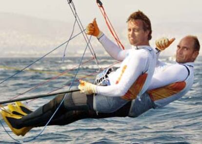 Xabier Fernández e Iker Martínez levantan sus pulgares en señal de triunfo durante la regata de ayer.