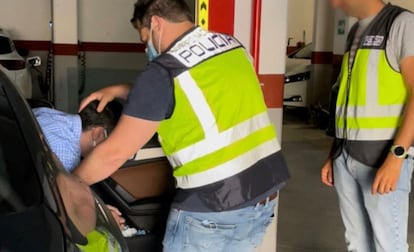 Dos policías con el supuesto estafador detenido en Lorca.