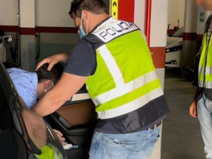 Dos policías con el supuesto estafador detenido en Lorca.