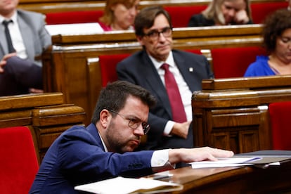 Pere Aragonès, en primer plano, con Salvador Illa al fondo, en el Parlament de Catalunya.