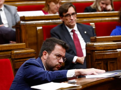 El líder de la oposición, Salvador Illa (d), observa al presidente de la Generalitat, Pere Aragonès (i), durante un pleno del Parlament.