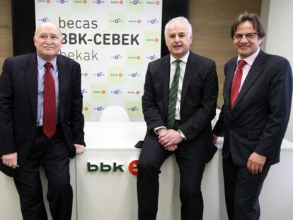 Participantes en la firma del acuerdo de becas BBK-Cebek y en el que colabora la Diputación.