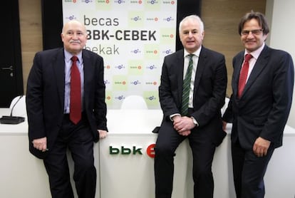 Participantes en la firma del acuerdo de becas BBK-Cebek y en el que colabora la Diputación.