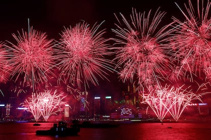 Fuegos artificiales sobre el puerto Victoria para celebrar el Año Nuevo en Hong Kong, China.