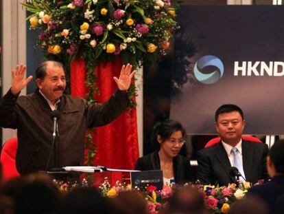 Daniel Ortega, junto al empresario chino Wang Jing.