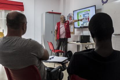 <p>Clases de español en uno de las aulas del centro. Para mantenerse en la segunda fase del programa es necesario contar con un buen nivel de español. La mayoría de los refugiados ha dejado su vida de un día para otro y su destino no es siempre el que en principio pretendían, con lo que la mayoría apenas hablan el idioma.</p>