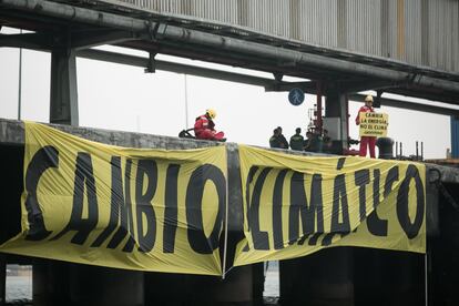 Los agentes de la Guardia Civil, al fondo, ha identificado a los activistas.