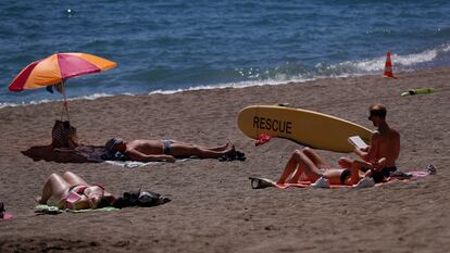 Bathers sunbathing at Malagueta Beach, last Monday.
