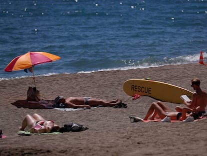 Bathers sunbathing at Malagueta Beach, last Monday.