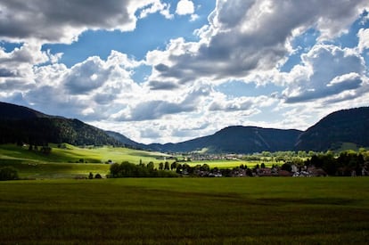 Este pueblo da nombre al Val-de-Travers en la parte francesa de Suiza, en el cantón de Neuchatel. La zona propone curiosidades como las minas de asfalto, la impresionante formación rocosa del Creux-du-Van (de origna glaciar) o la bienal de arte contemporáneo al aire libre de Art Motiers. Y una curiosidad añadida: en esta región de Suiza ha nacido la absenta, que estuvo prohibida durante casi un siglo y se siguió destilando de forma clandestina en Val-de-Travers.