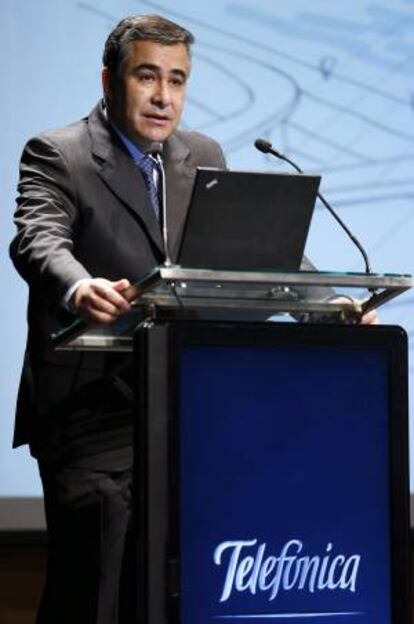 El presidente de Telefónica Chile, Claudio Muñoz, durante su intervención en la presentación en Santiago de Chile del informe del Consejo Empresarial para la Competitividad "España, un País de Oportunidades", que cuenta con la colaboración del Instituto Español de Comercio Exterior (ICEX).