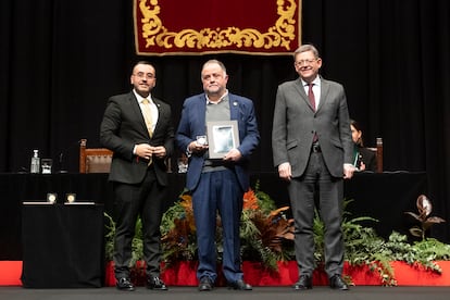 El prior de los carmelitas de Vila-real, David Oliver, entre el alcalde José Benlloch y el Presidente de la Generalitat Ximo Puig, recibe la Medalla de Oro de la ciudad.