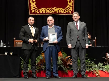 El prior de los carmelitas de Vila-real, David Oliver, entre el alcalde José Benlloch y el Presidente de la Generalitat Ximo Puig, recibe la Medalla de Oro de la ciudad.