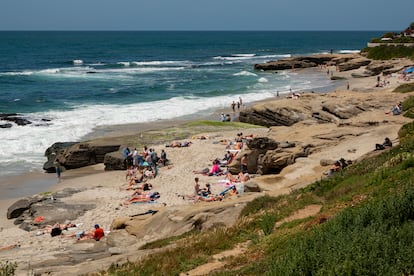 Bañistas toman el sol en la playa de Windansea de La Jolla, en San Diego (California), el pasado 27 de abril.