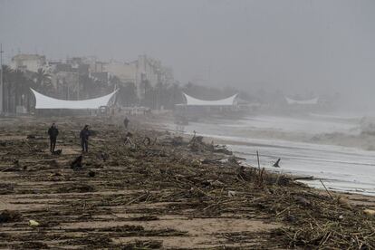 Estado en el que ha quedado la playa de Calella (Barcelona) tras el temporal Gloria.