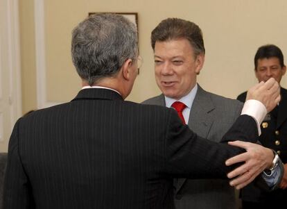 El expresidente de Colombia, Álvaro Uribe, saluda a Juan Manuel Santos (de frente) tras ganar las elecciones en 2010.